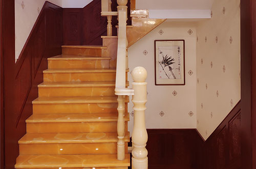 麦积中式别墅室内汉白玉石楼梯的定制安装装饰效果